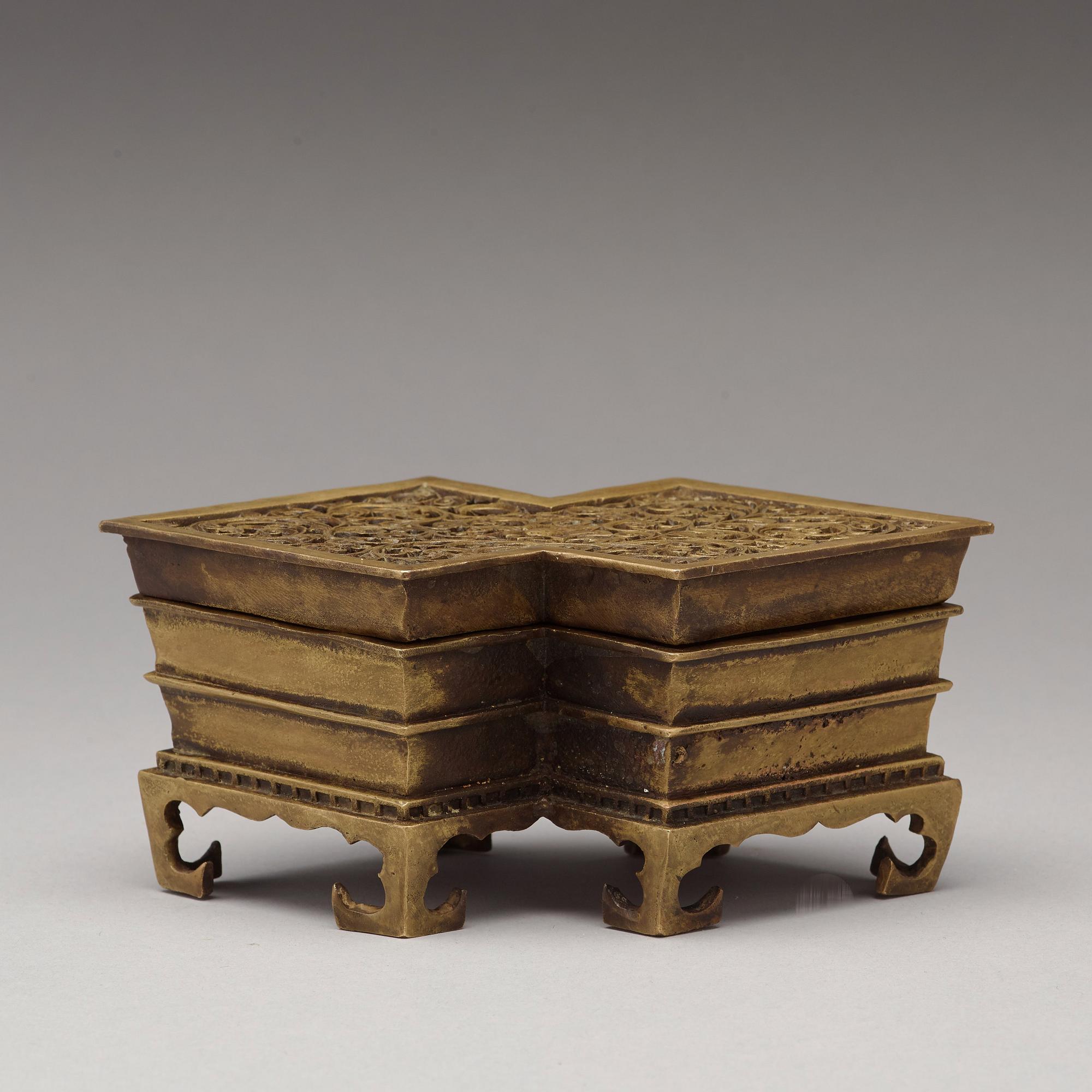 RÖKELSEKAR med LOCK, patinerad brons. Qingdynastin, 1800-tal.