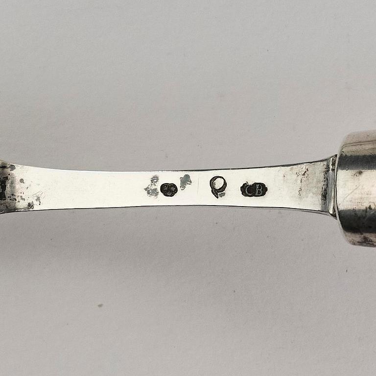 A matched set of cutlery, 18th century, presumably Meissen.