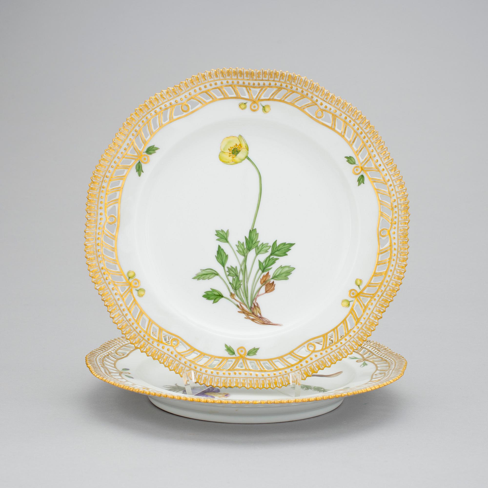 A set of 8 Royal Copenhagen 'Flora Danica' dessert dishes, Denmark, 20th Century.