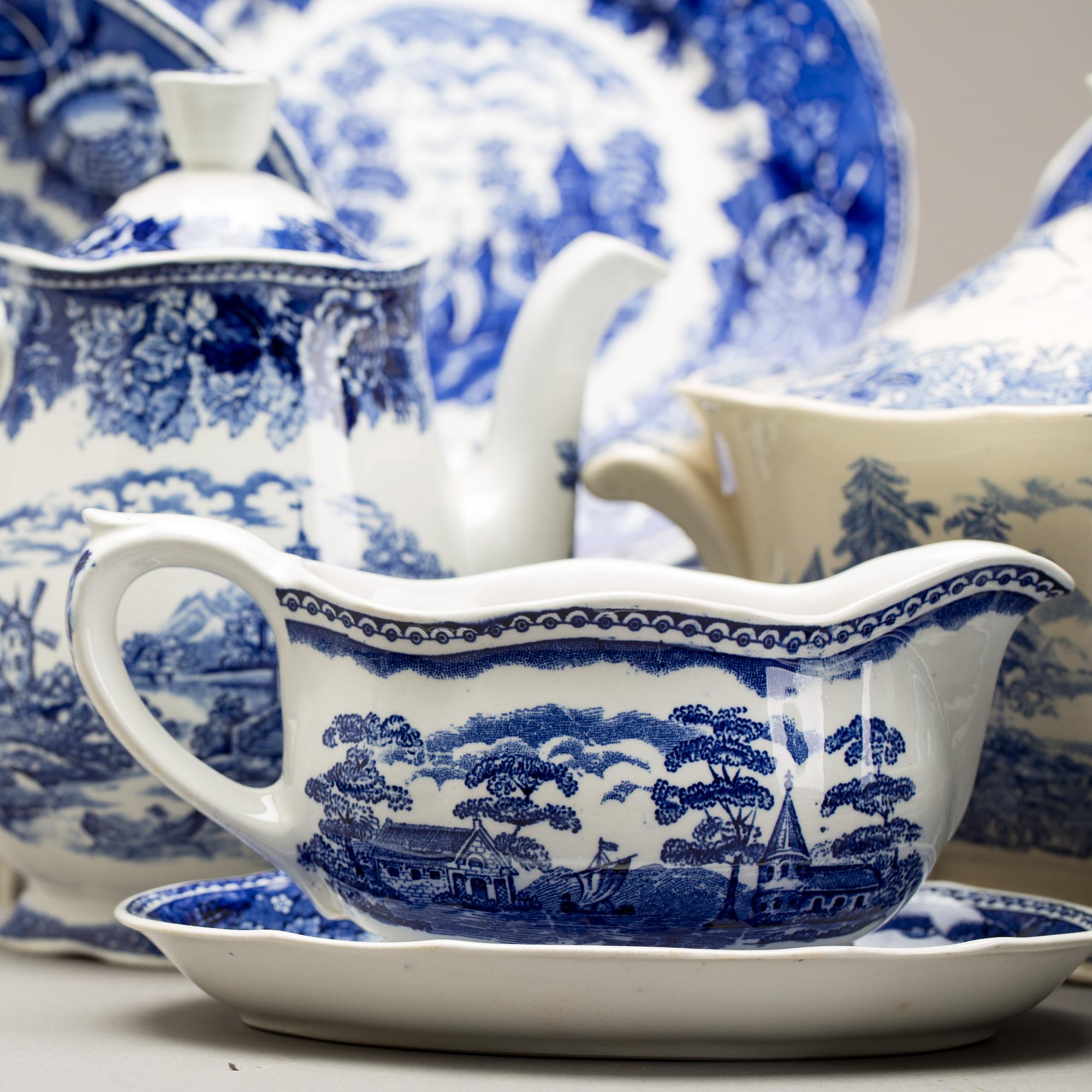 A "Blått landskap" Arabia eartheware dinner service.