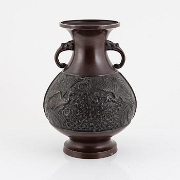 Vas, brons, signerad, Japan, 1900-tal.
