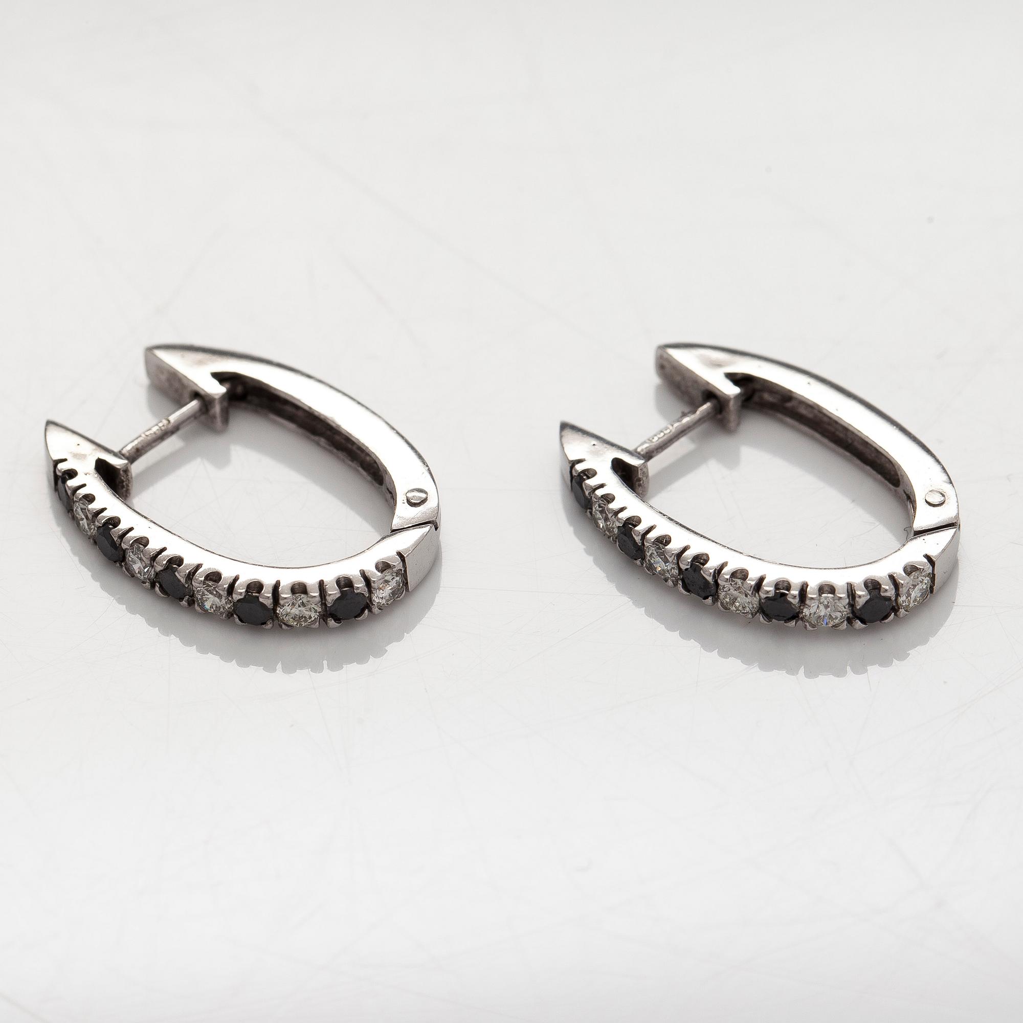 Örhängen, briljantslipade svarta och färglösa diamanter, 14K vitguld.