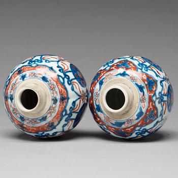 A pair of imari tea caddies, Qing dynasty, Kangxi (1662-1722).