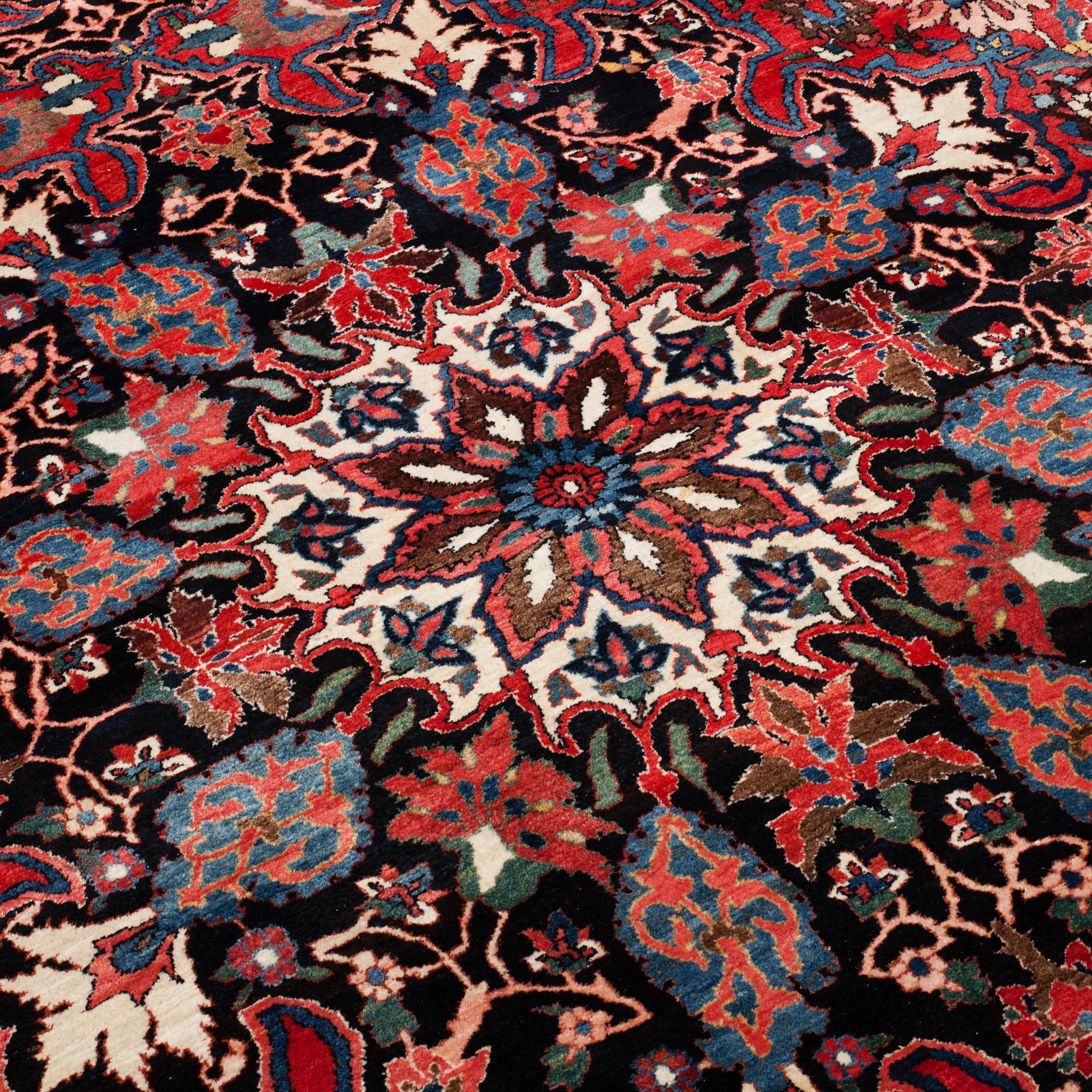 A carpet, semi-antique Bakhtiari, around 410 x 316 cm.