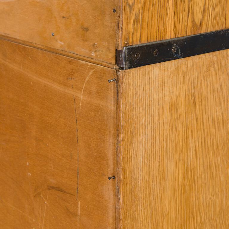 Kirjahylly / Kirjakaappi, Billnäs, 1900-luvun alkupuoli.