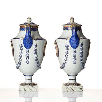 Urnor, ett par, kompaniporslin. Qingdynastin, Qianlong (1736-95).