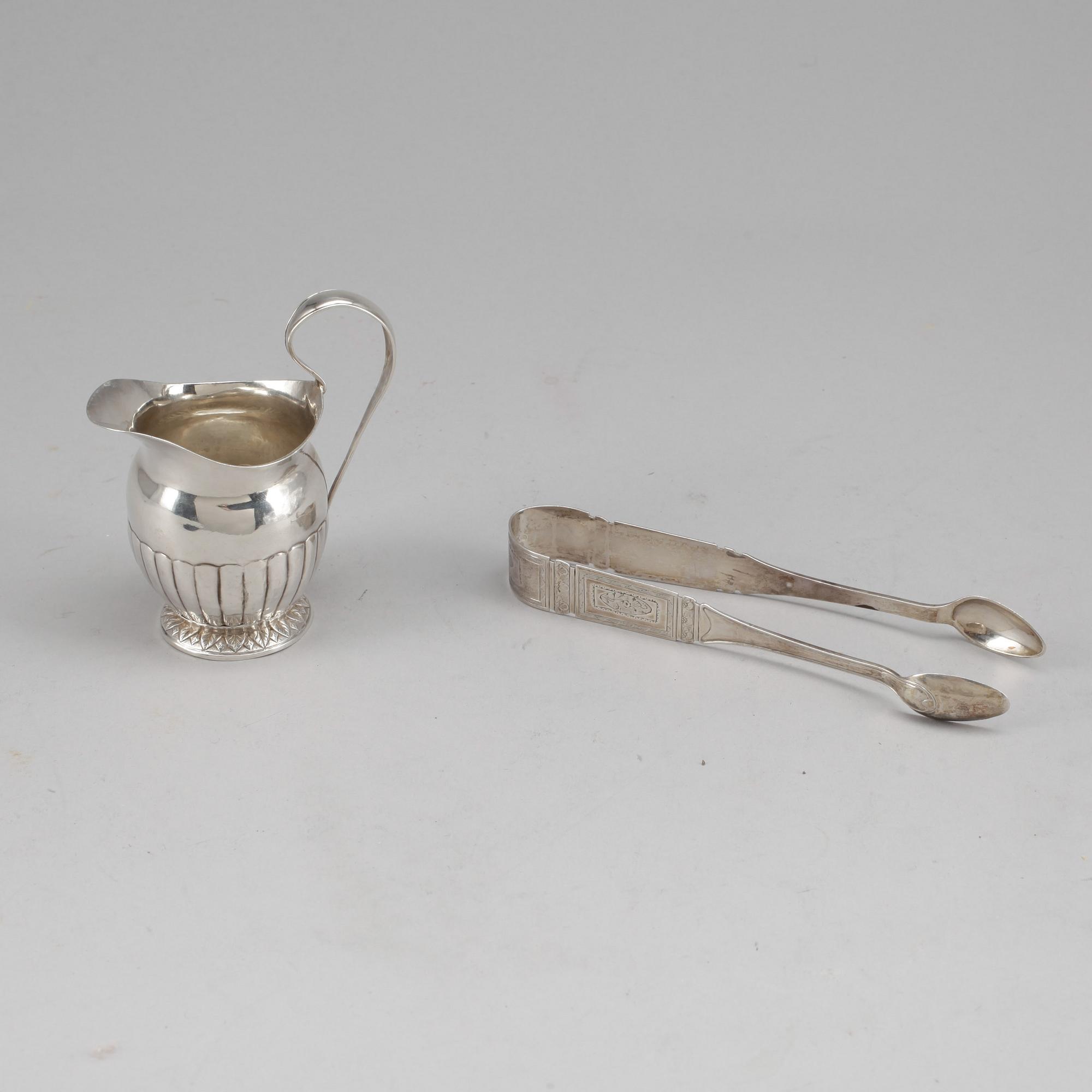 GRÄDDKANNA samt SOCKERTÅNG, silver, bland annat Petter Norlin, Malmö, 1803. Vikt ca 80 gram.
