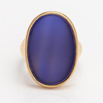 An 18K gold ring with a coloured chalcedony. Kalevi Piirainen, Helsinki 1980.