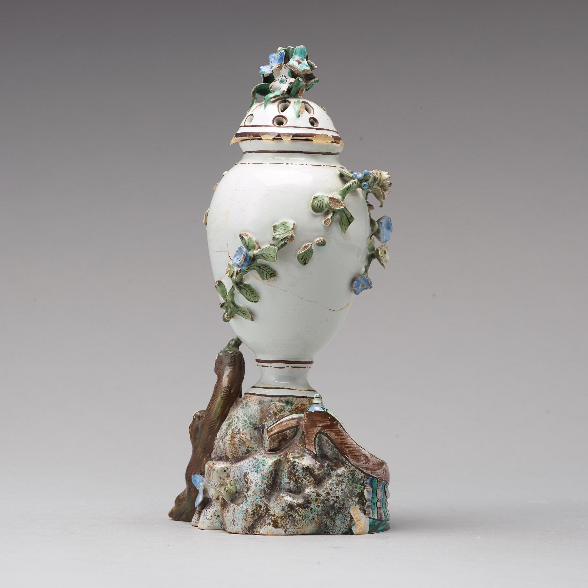 POTTPURRIURNA med LOCK, fajans. Marieberg, Ehrenreichs period, 1700-tal.