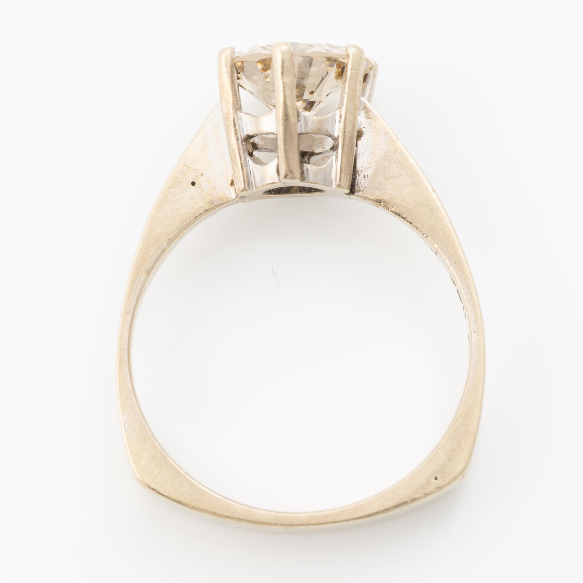 Ring, 18K white gold with a yellowish-brown brilliant-cut diamond.