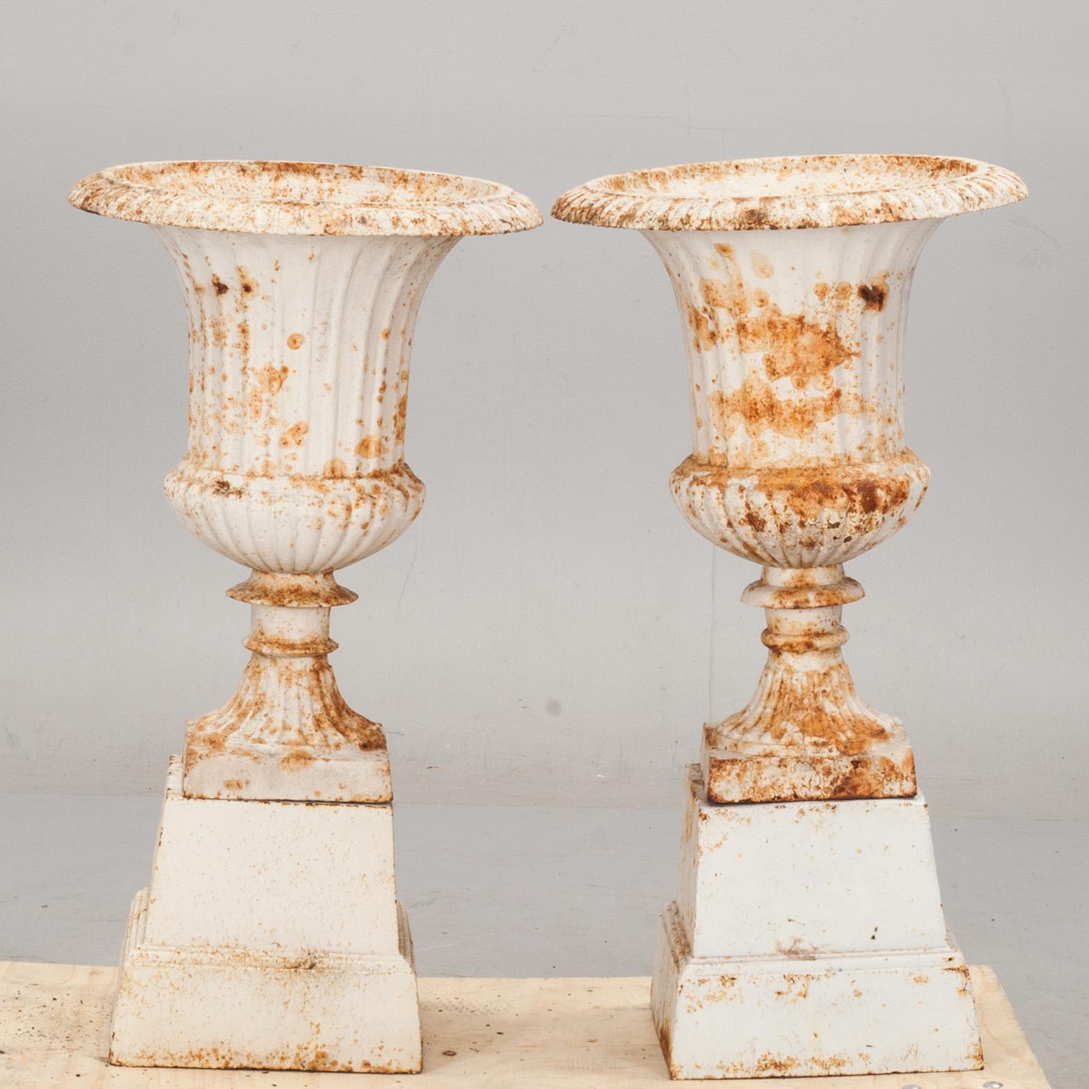 TRÄDGÅRDSURNOR, ett par. Gjutjärn, 1900-tal.