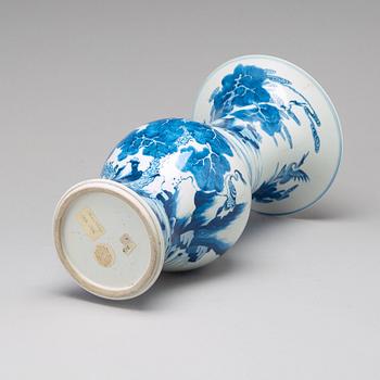 A blue and white vase, Qing dynasty, Kangxi (1662-1722).