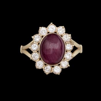 RING, guld 14k med cabochonslipad rubin, 4,5 ct samt 13 briljantslipade diamanter, tot ca 1,04 ct. 1900-tal Vikt ca 6 g.
