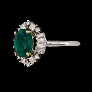 RING, 18K vitguld, smaragd ca 1.85 ct, diamanter tot ca 0.55 ct.