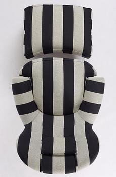 Carl Malmsten, fåtölj med fotpall, "Jättepaddan", O.H. Sjögren, Tranås, 2025.