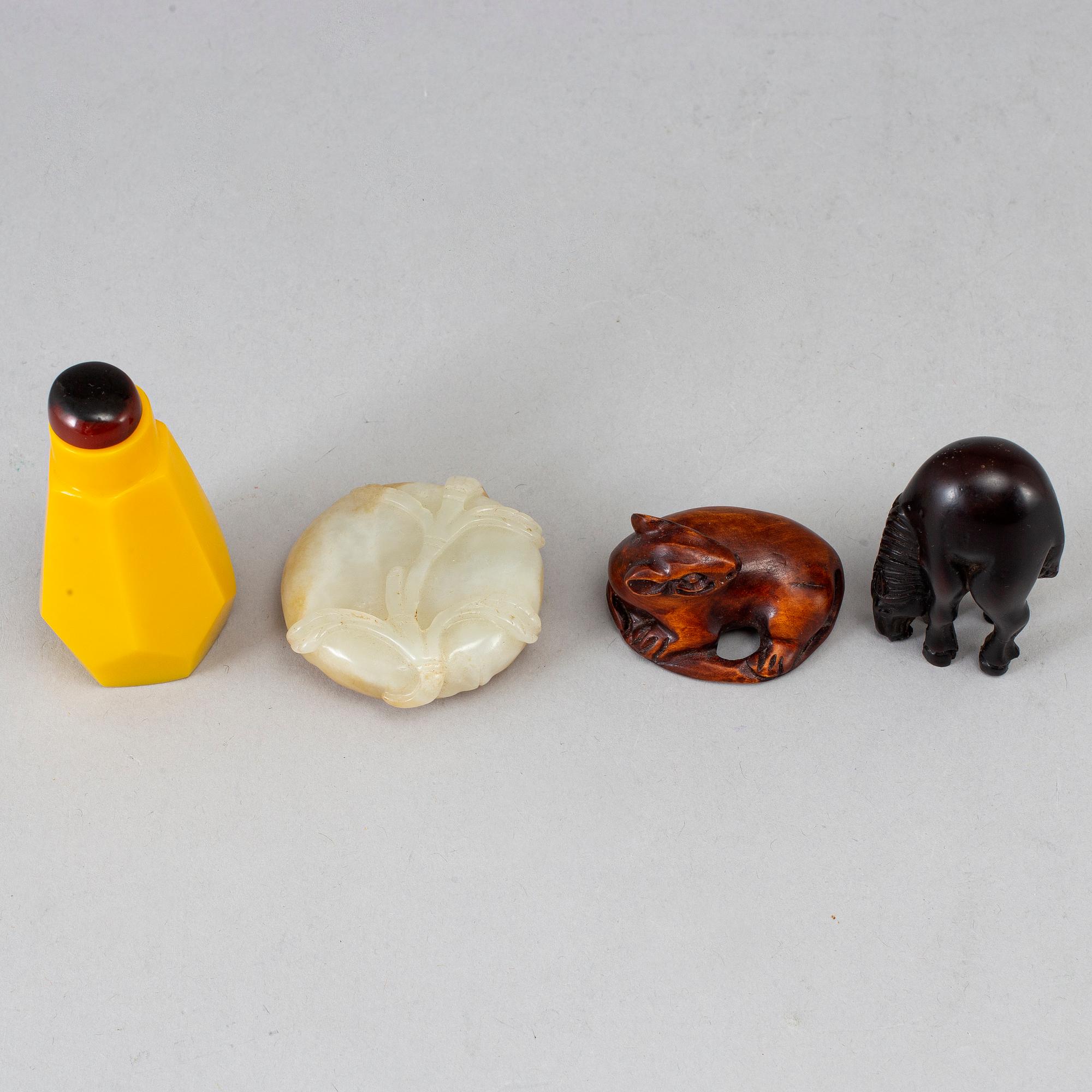PENSELBAD, nefrit, SNUSFLASKA, glas, samt NETSUKE, två stycken. Kina och Japan, 1900-tal.