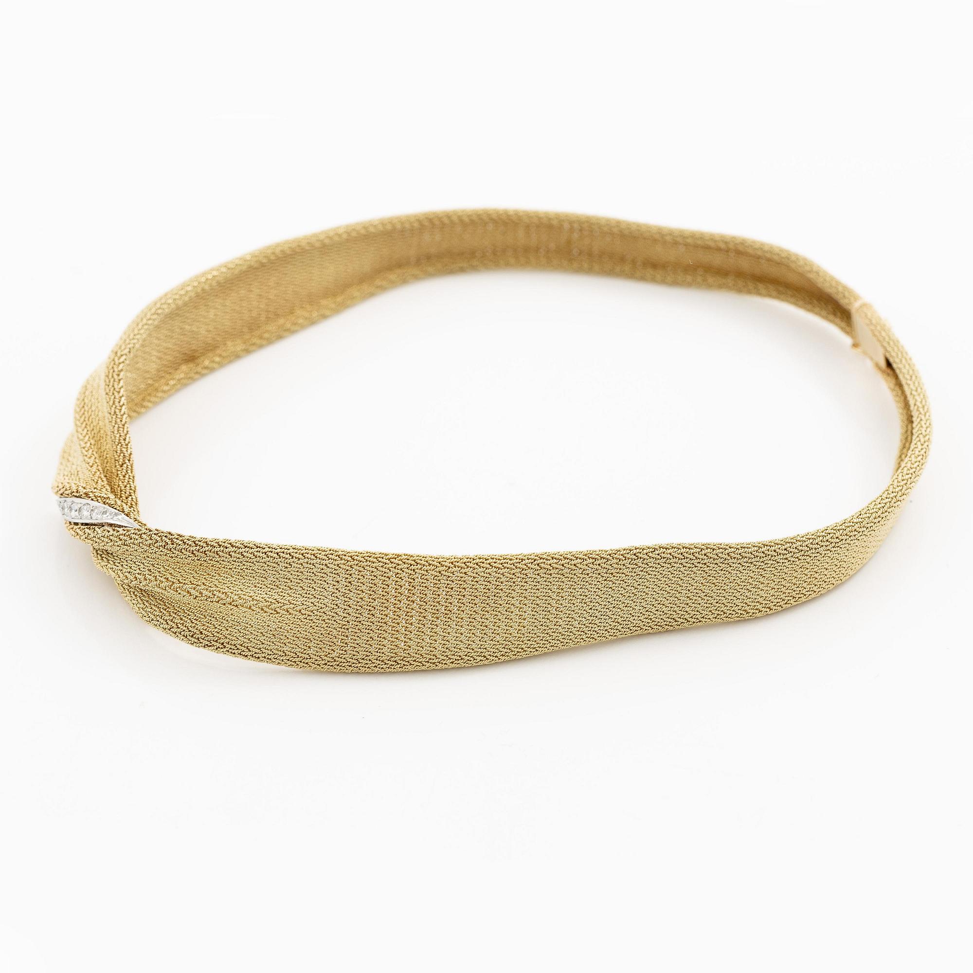 Collier 18K guld med runda briljantslipade diamanter.