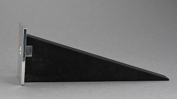 VÄGGLJUSSTAKE, svart diabas och sterlingsilver, Bo Klevert, Stockholm, 1992. Silvervikt ca 146g.