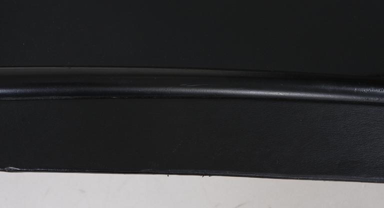 FÅTÖLJ SAMT FOTPALL, "Black Widow", Frankrike, 1900/2000-tal.