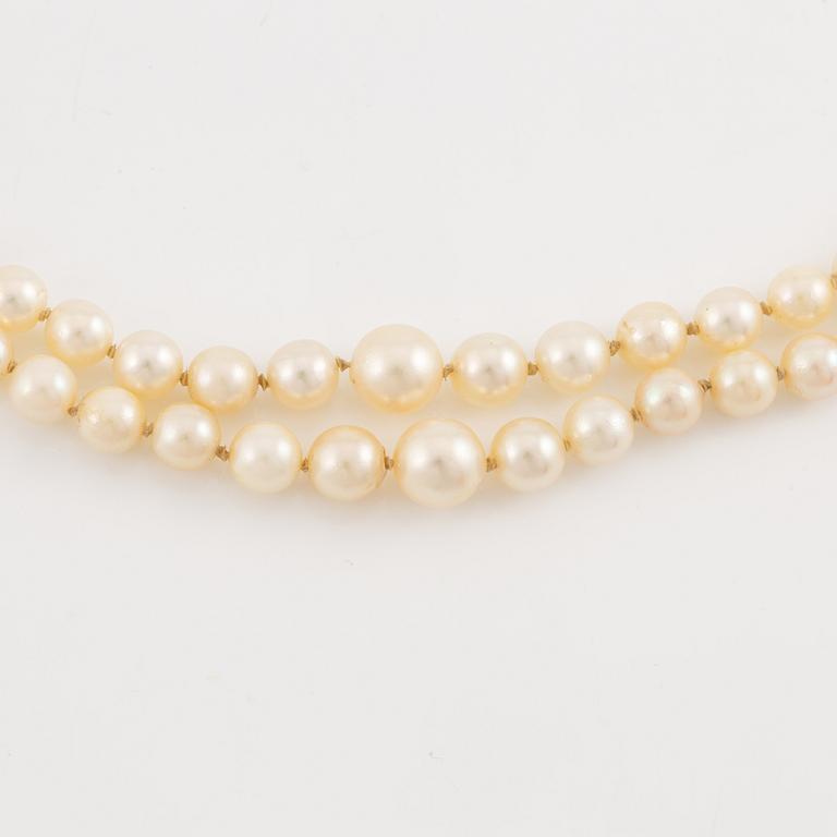 Pärlcollier, tvåradigt med doserade odlade pärlor, lås 18K guld med cabochonslipad grön turmalin och pärlor.
