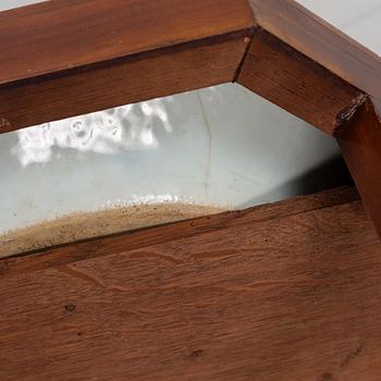 A mahogany veneered table with a Chinese blue and white porcelain charger, Qianlong (1736-95).