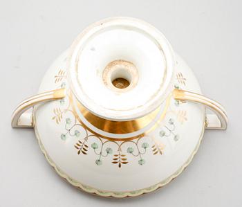 TERRIN MED LOCK OCH FAT, porslin, Wien, 1800-tal.