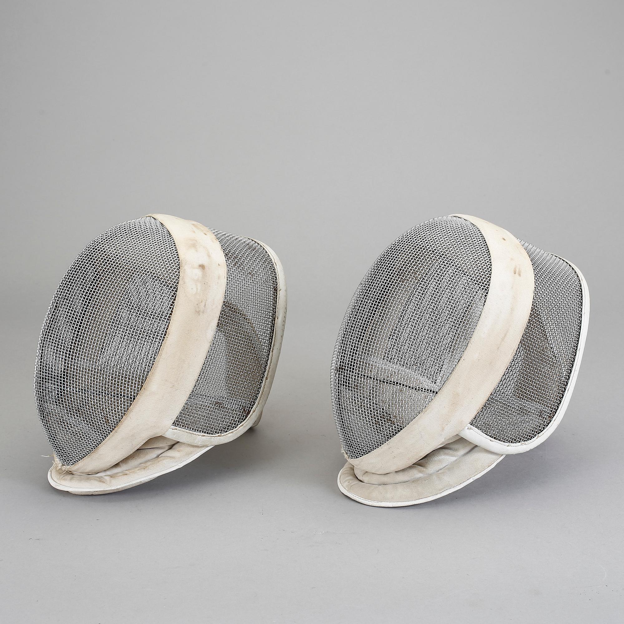 FLORETTER, 3 st, och SABLAR, 2 st, samt FÄKTMASKER, 2 st, 1900-talets mitt.