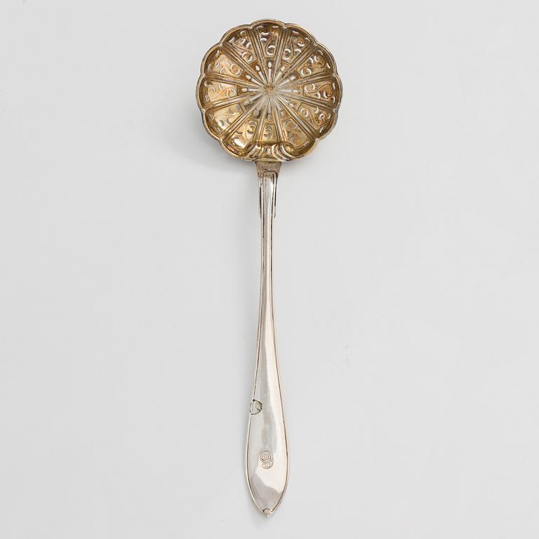 Sockerskål och sockersked, silver, Gustaviansk stil, GAB, Stockholm 1918 och Erik Linderoth, Motala 1915.