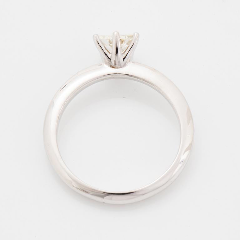 Trillion-cut diamond ring 0,50 ct.