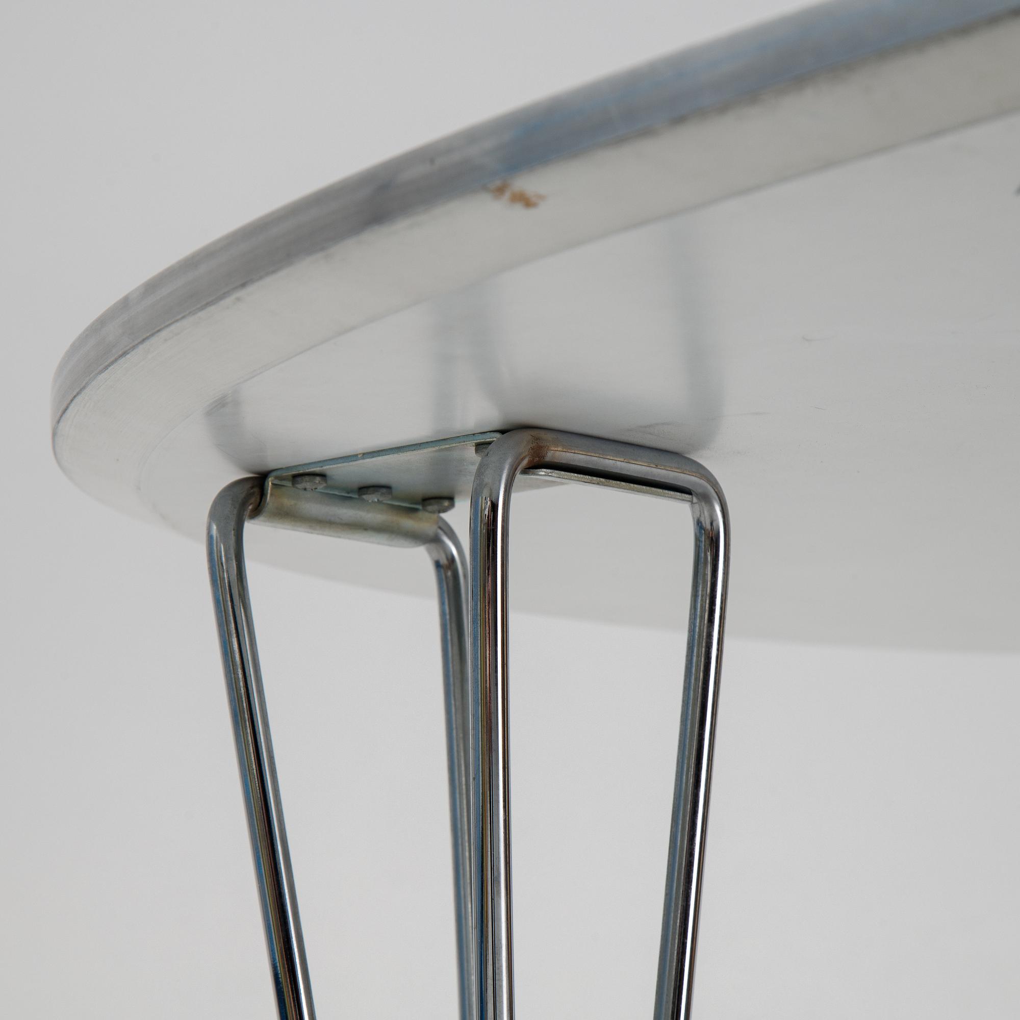 Bruno Mathsson & Piet Hein, "Superellips", Fritz Hansen, datert 1988.