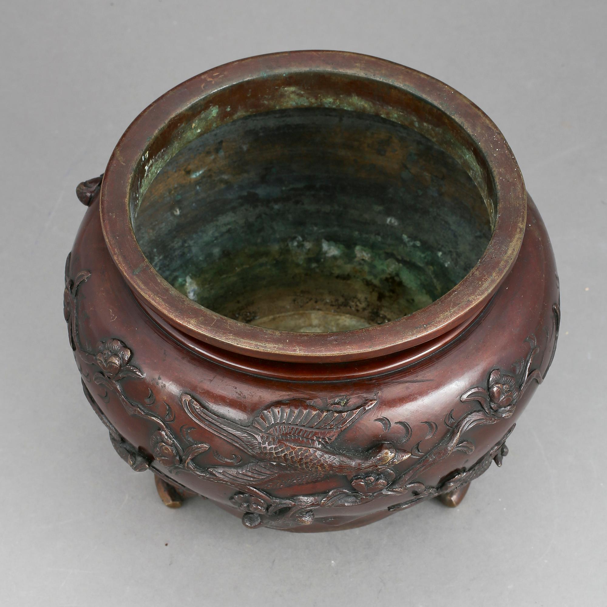 BORDSLAMPA OCH URNA, brons, Japan.