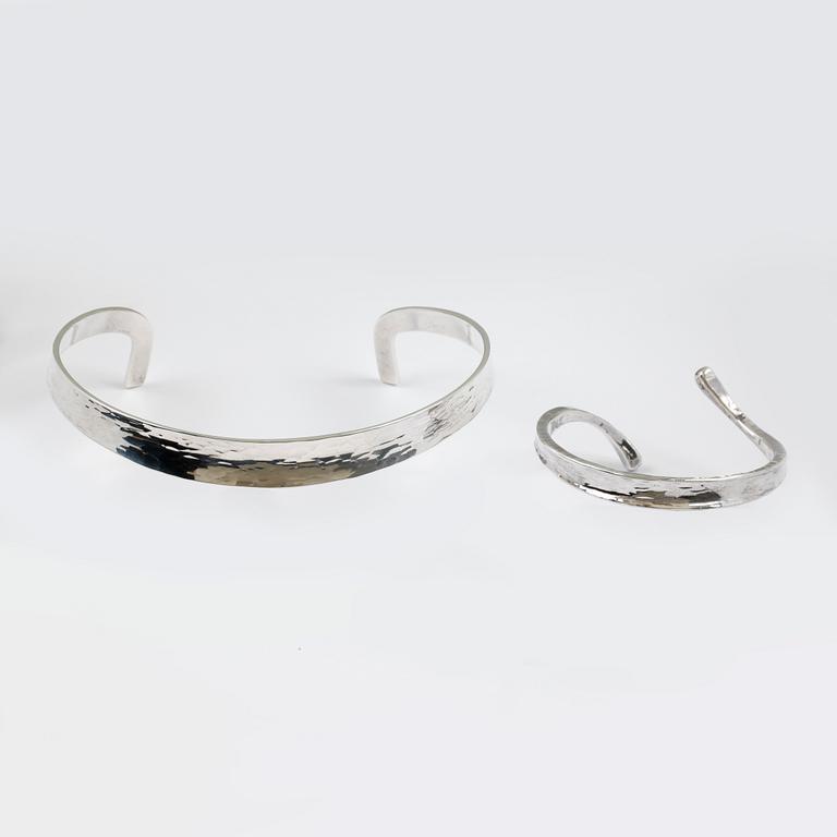 HALSBAND samt ARMBAND, Claës Giertta, silver, 1973 och 1974, signerad.