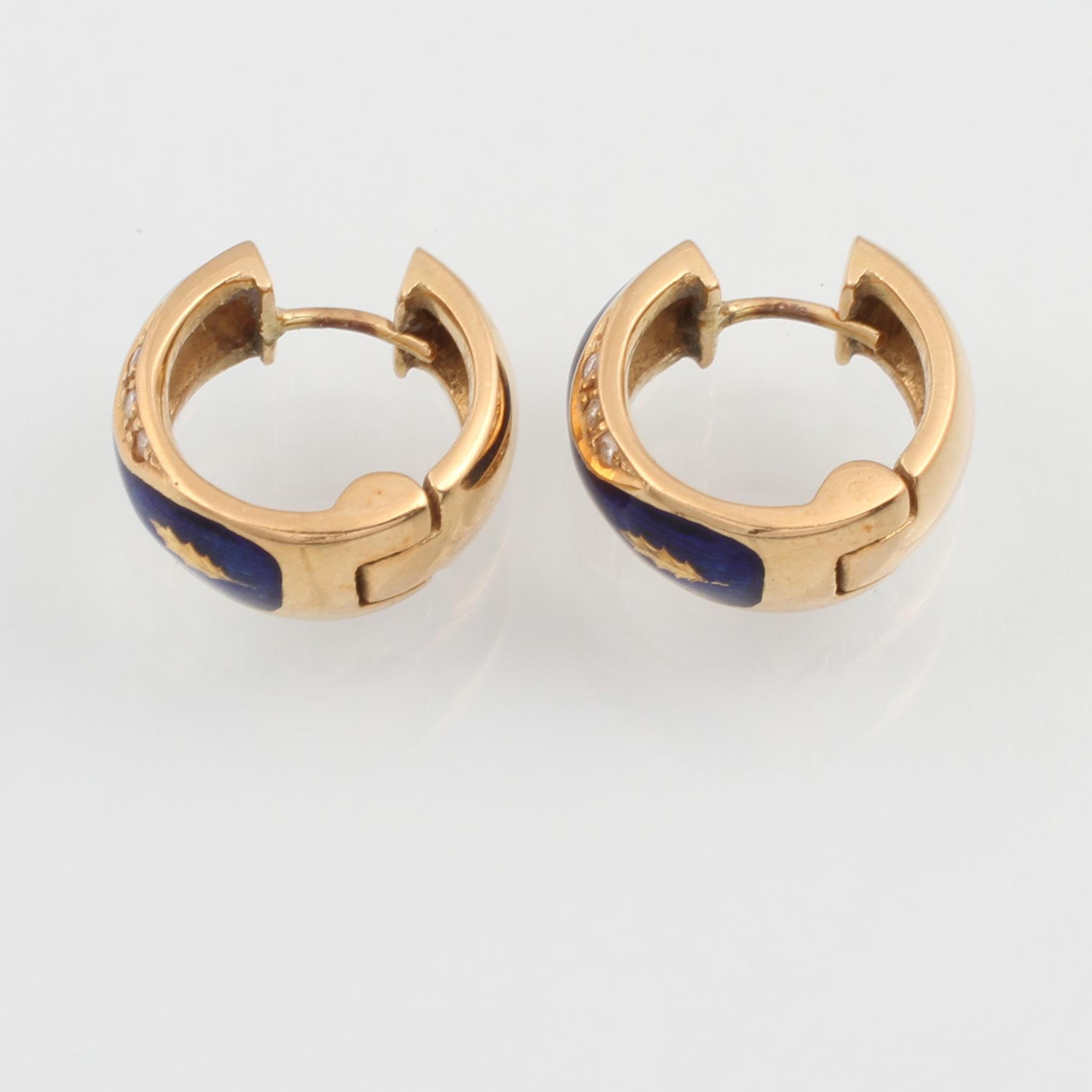 ÖRHÄNGEN, 18K guld med 6 briljantslipade diamanter 0.12 ct och blå emalj, Fabergé, modell F1360 nr 261/300. Vikt 9,5 g.