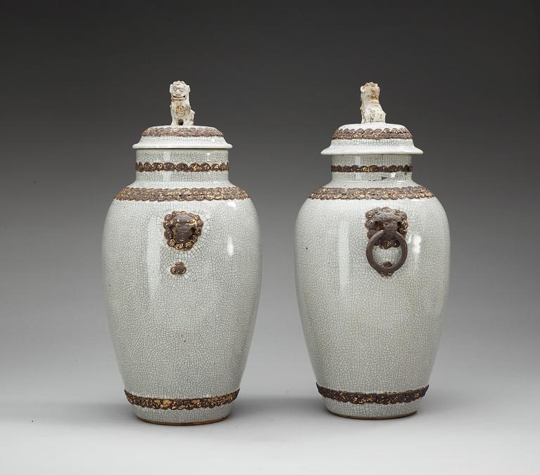 A pair of ge-glazed jars with covers, Qing dynasty.