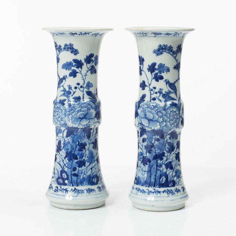 Vaser, ett par, porslin, Kina, tidigt 1900-tal.