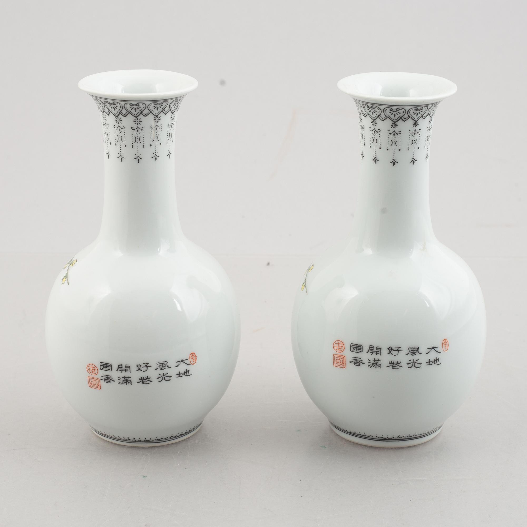 A pair of Chinese porcelain vases, 20th Century.