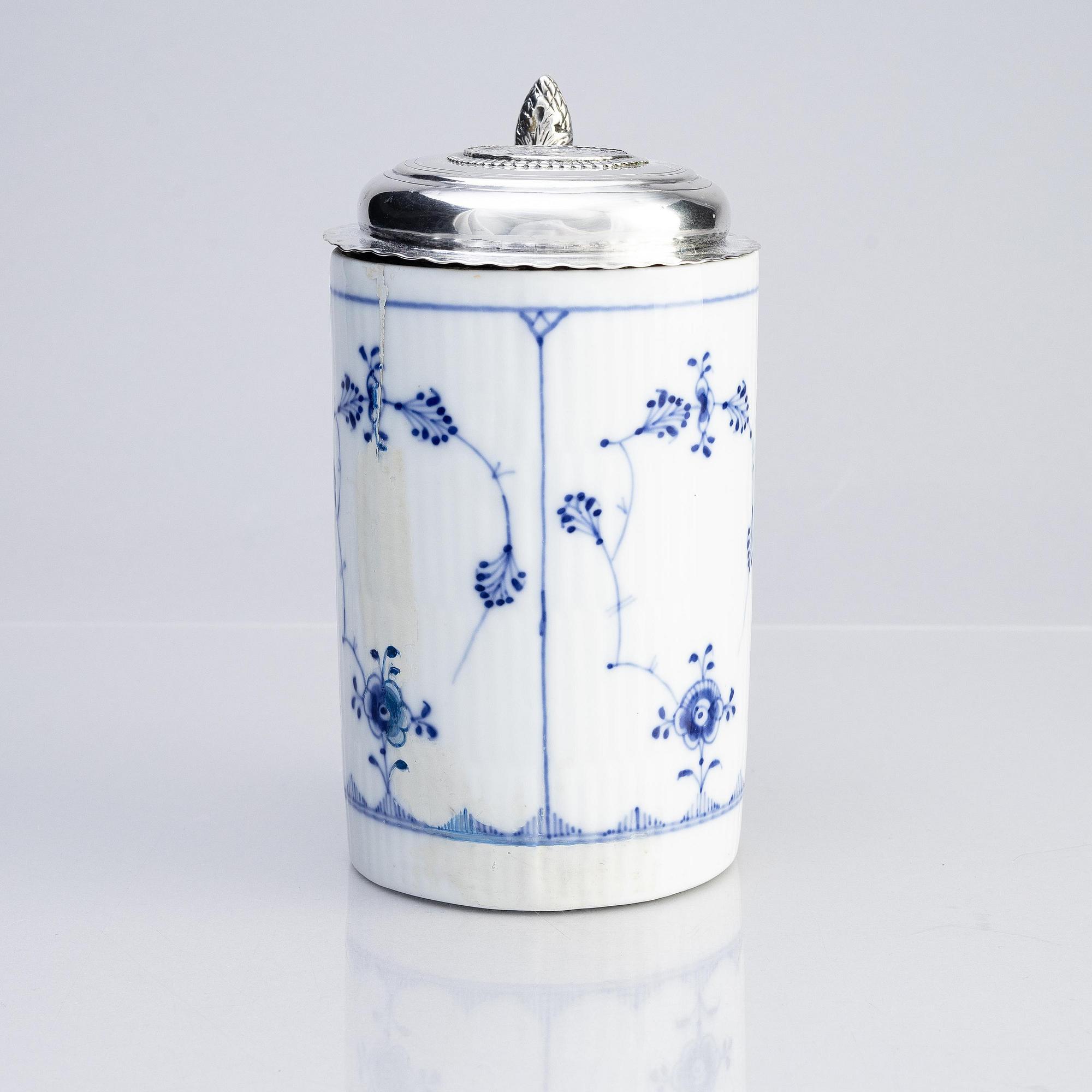 A porcelain beer mug with silver fittings and cover, Dermany/Denmark, 18th century.