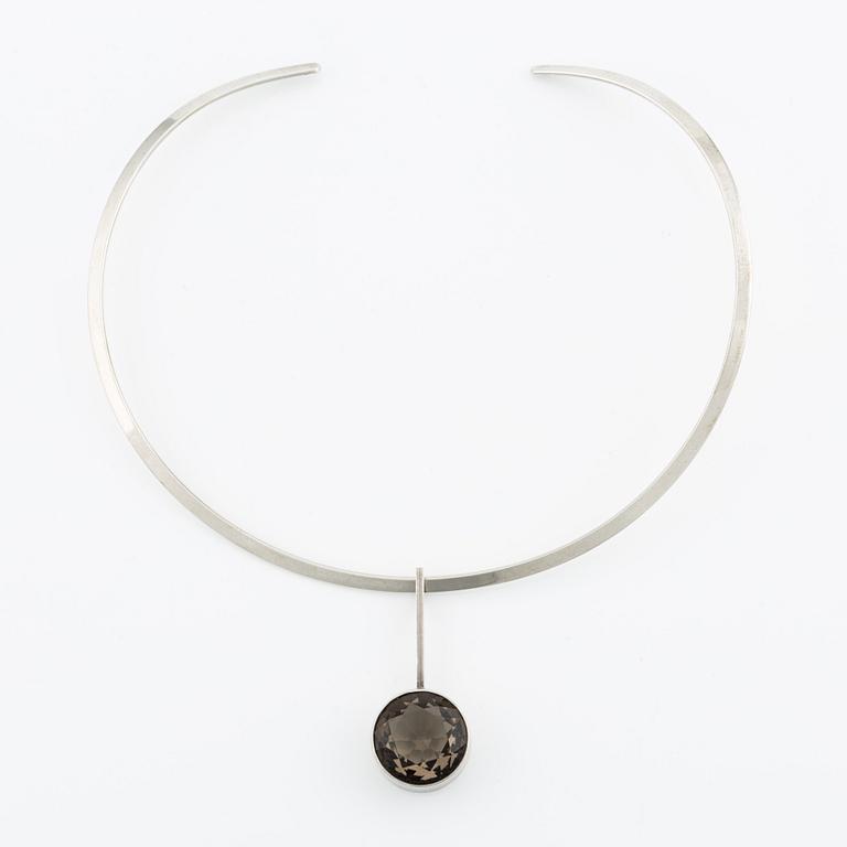 A necklace and a pendant with rock crystal, silver.