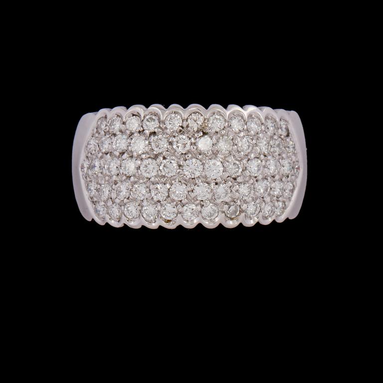 RING, 18k vitguld med briljantslipade diamanter totalt ca 2.00 ct, Alessandria, Italien. Vikt 10 g.