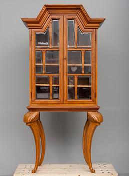 VITRINSKÅP, 1900-talets mitt.