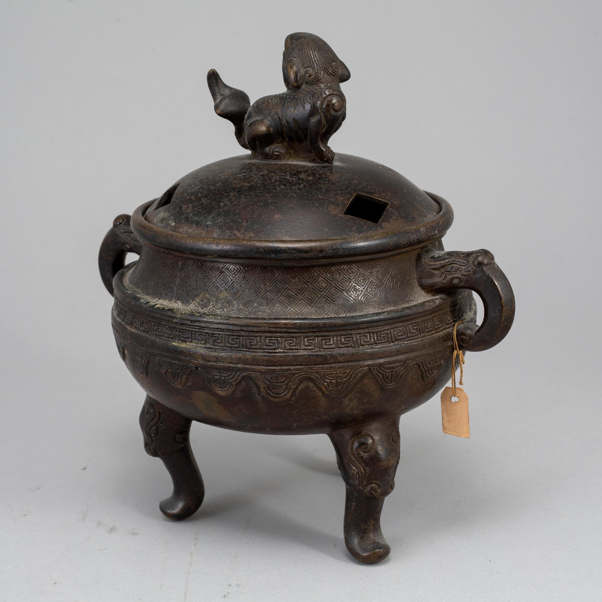 A Japanese bronze censer with cover, Meiji period (1868-1912).