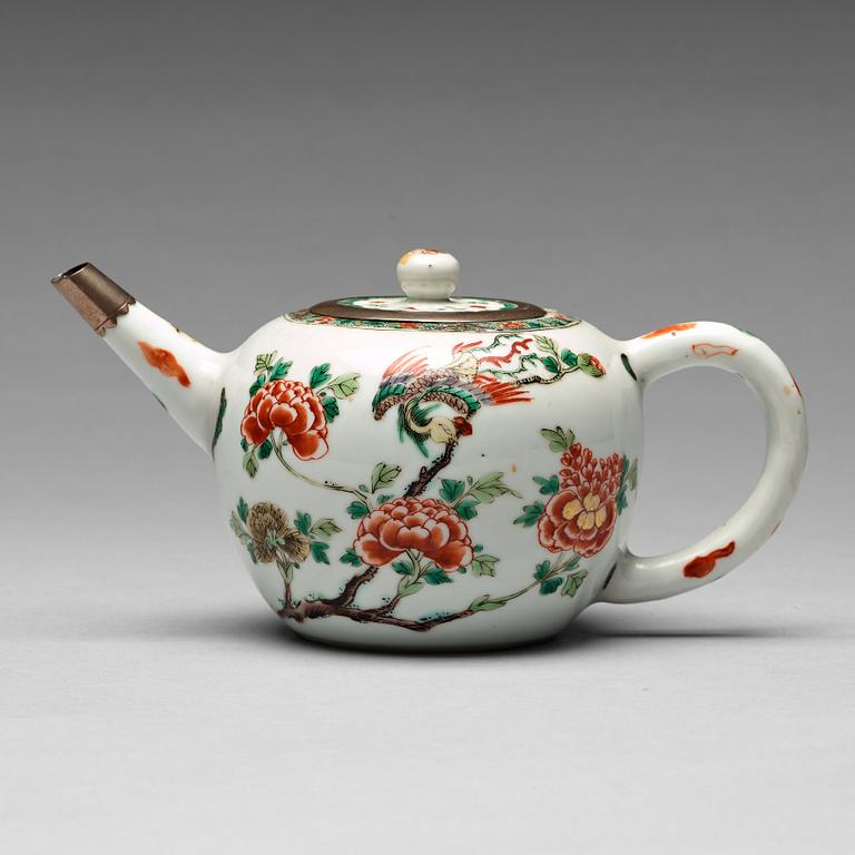 A famille verte teapot with cover, Qing dynasty, Kangxi (1662-1722).