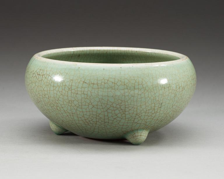 A pale green Ge glazed cencer, Qing dynasti, presumably Kangxi (1662-1722).