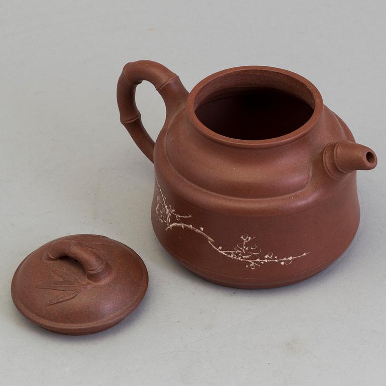 A Chinese yixing teapot with cover, 1960/70s.