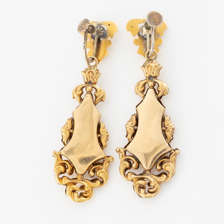 A necklace and a pair of earrings 18K gold, 19th century.