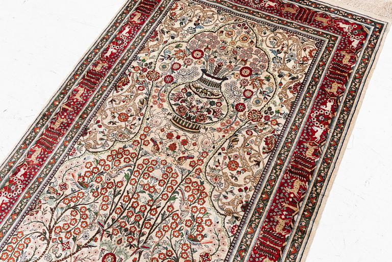 Rug, Hereke design, silk, approx. 153 x 93 cm.