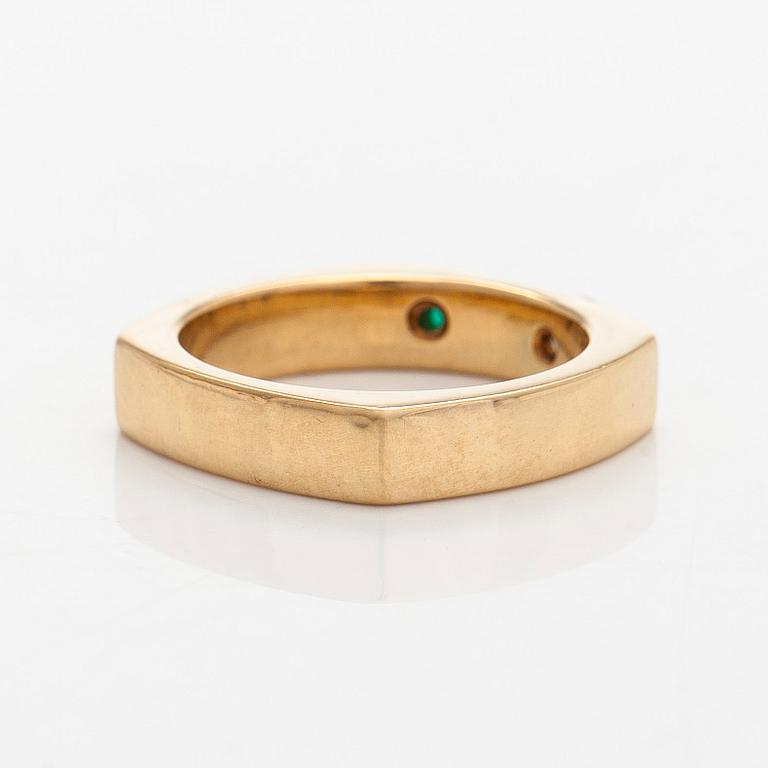 Sormus, pisarahiottu ja markiisihiottu timantti, smaragdi, 18K kultaa, Ilse Gröndahl, Helsinki 1988.