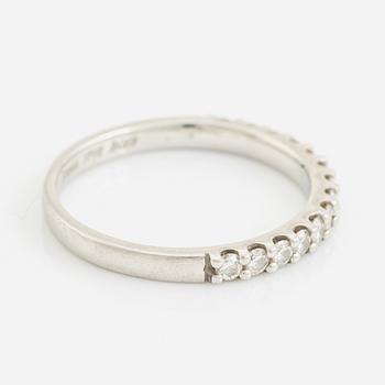 Vanbruun, ring, halvallians, platina med briljantslipade diamanter.