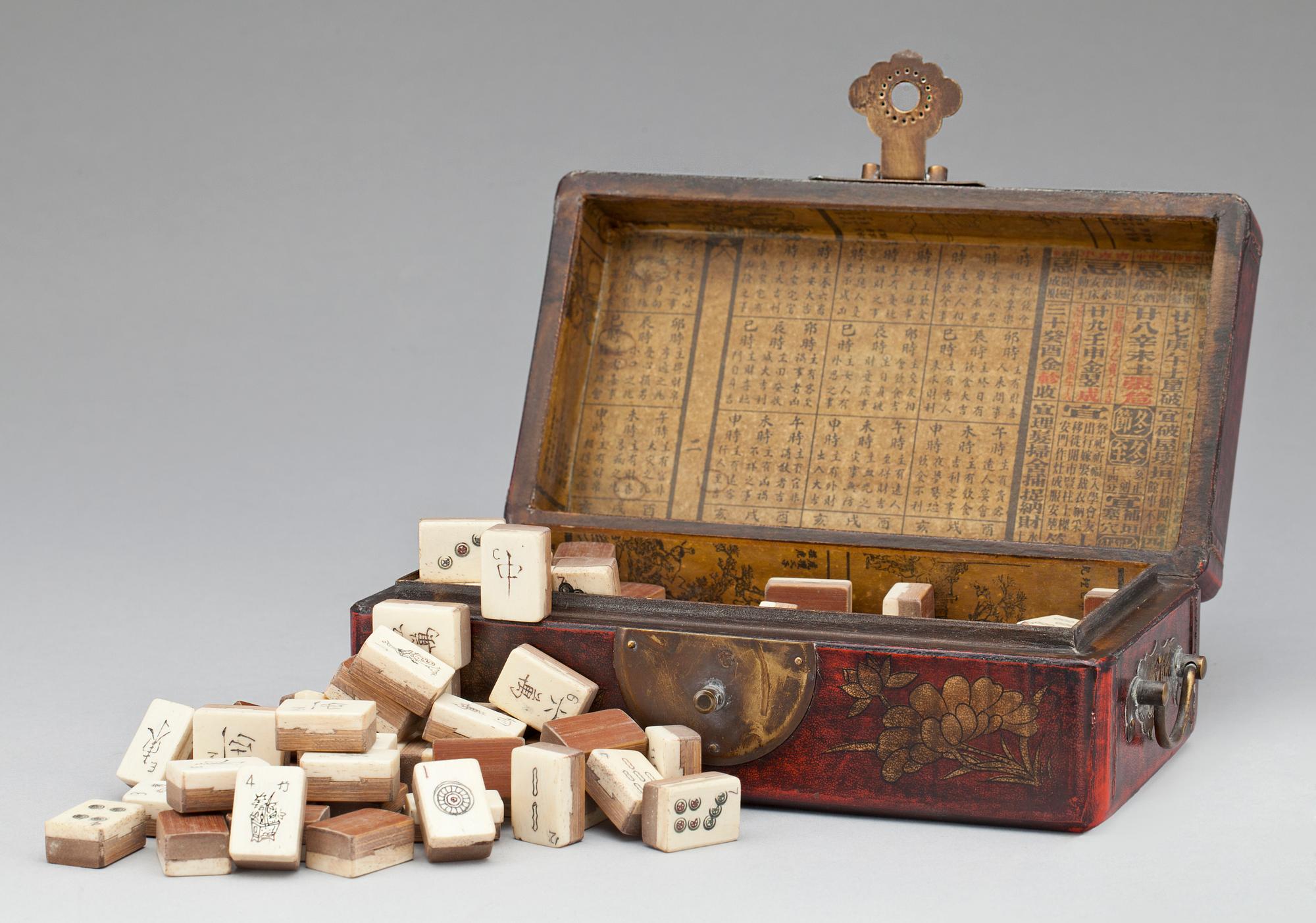 MAHJONGSPEL, ben och trä. Kina. 1900-tal.