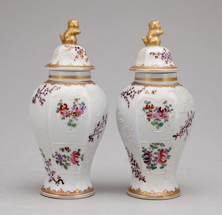TEDOSOR, ett par, porslin, Samson, trol 1800-tal.